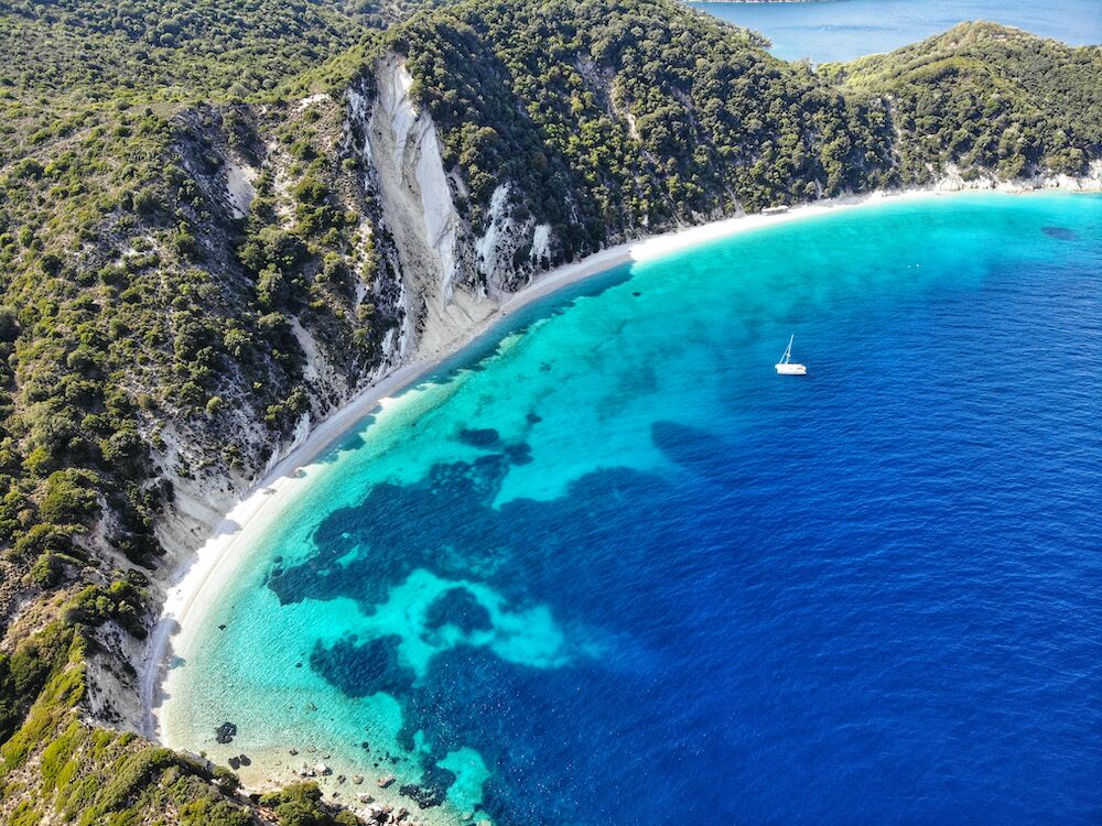 Vista aerea de playa de Ítaca - Navegar en Corfu